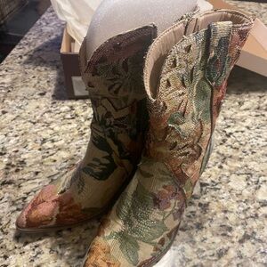 Elegant Floral Tapestry Heeled Boots